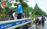 CSGT Hà Nội ứng trực hỗ trợ người dân di chuyển qua vùng ngập úng